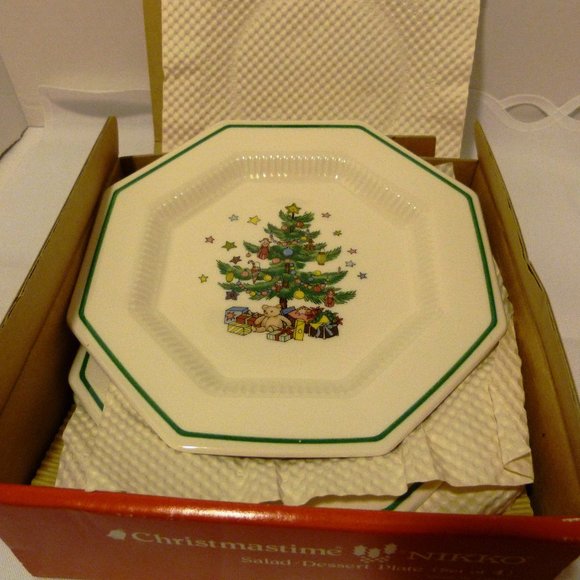 NIKKO Set of 4 Octagonal Christmastime Salad / Dessert Plates Never Used In Box - Picture 2 of 15